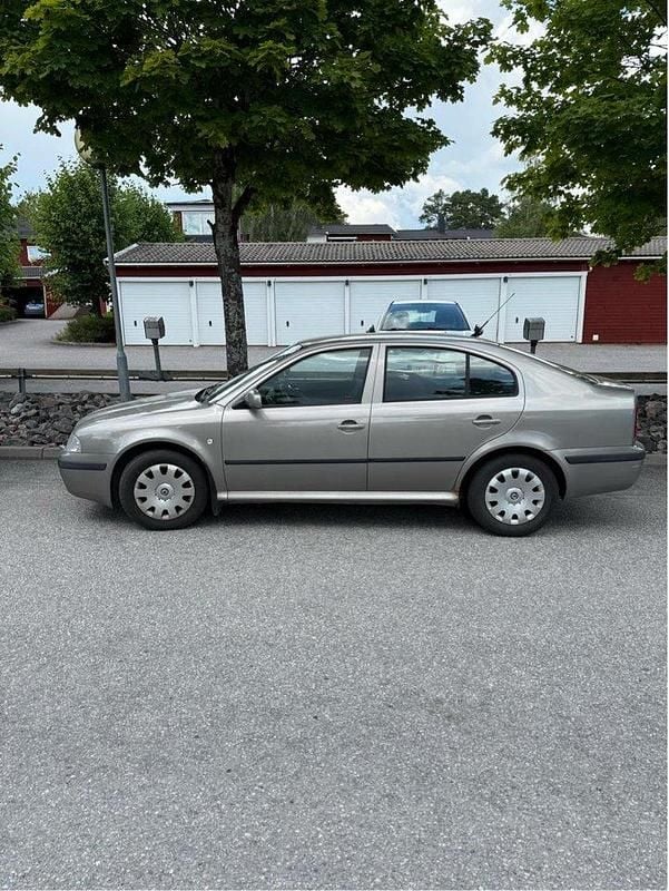 Brun Begagnad 2007 Skoda Octavia Tour Halvkombi | 13 000 kr (Marknadspris) - Bild 1/4