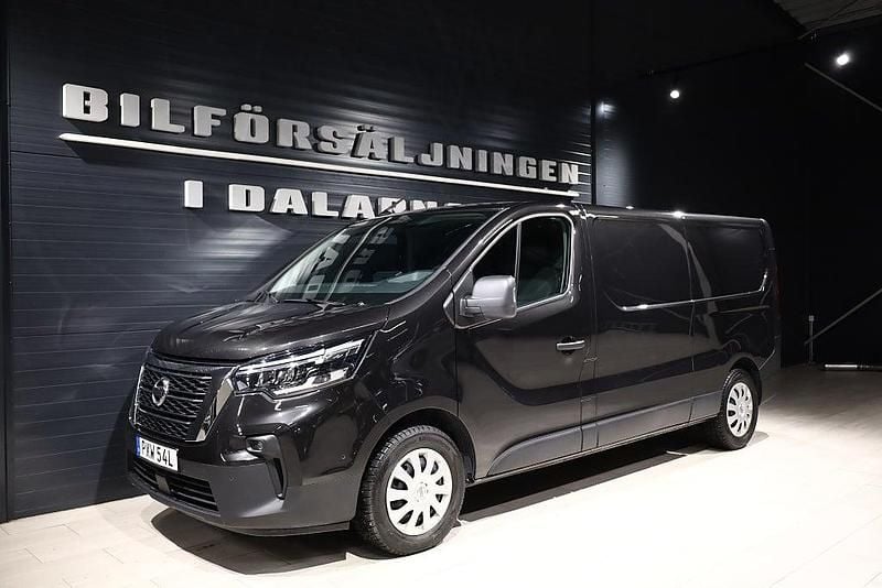 Svart Begagnad 2023 Nissan Primastar Minibuss | 329 000 kr (Marknadspris) - Bild 1/4