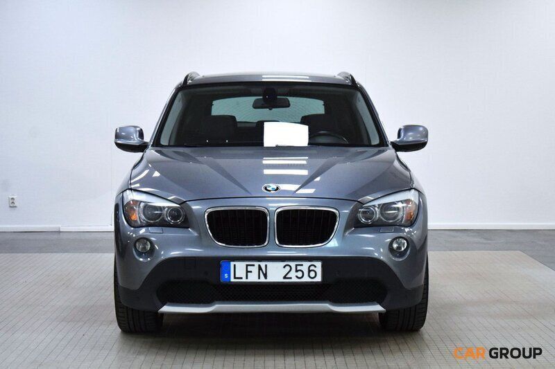 Grå Begagnad 2011 BMW X1 SUV | 109 900 kr (Marknadspris) - Bild 1/4