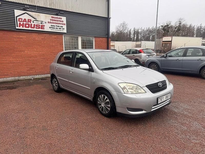 Begagnad Toyota Corolla 110 HK (80 kW) 2002 Silver Halvkombi