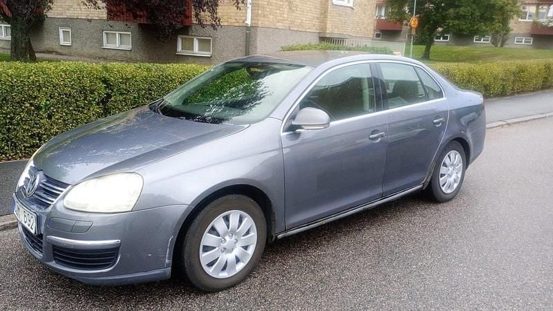 Grå Begagnad 2006 VW Jetta Sedan | 23 000 kr (Marknadspris) - Bild 1/4