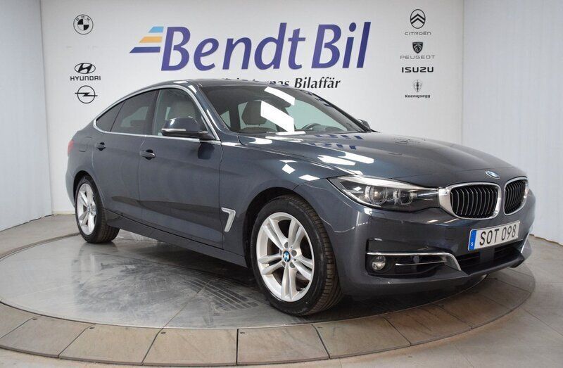 Grå Begagnad 2018 BMW 330 Luxury Line Halvkombi | 224 500 kr (Marknadspris) - Bild 1/3