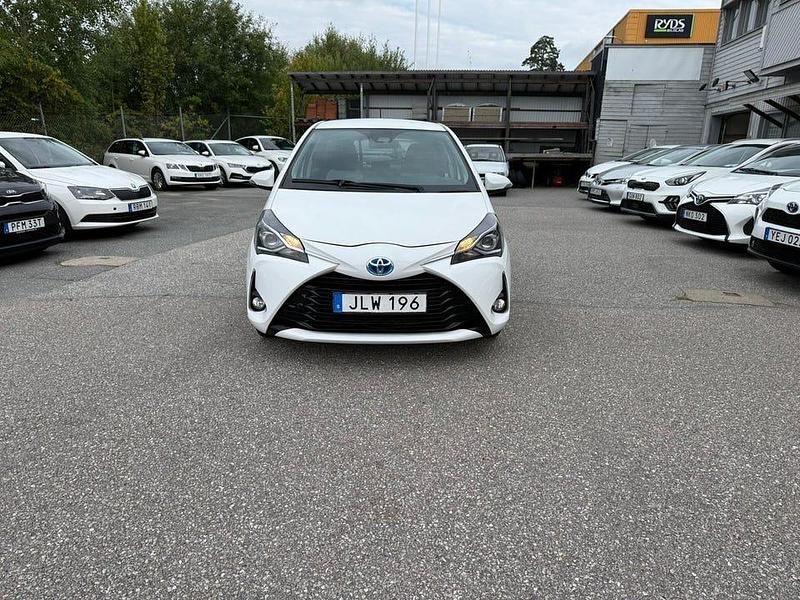 Vit Begagnad 2018 Toyota Yaris Hybrid Active Halvkombi | 123 900 kr (Marknadspris) - Bild 1/4