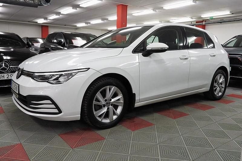 Begagnad VW Golf VIII 110 HK (80 kW) 2022 Vit Halvkombi