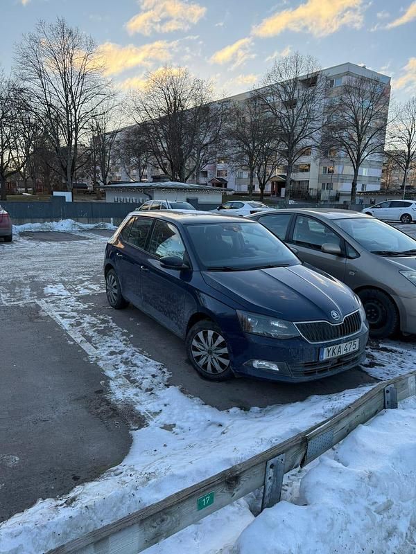 Deep blue Begagnad 2017 Skoda Fabia | 109 000 kr (Marknadspris) - Bild 1/4