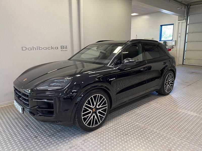 Svart Begagnad 2024 Porsche Cayenne SUV | 1 150 000 kr - Bild 1/4