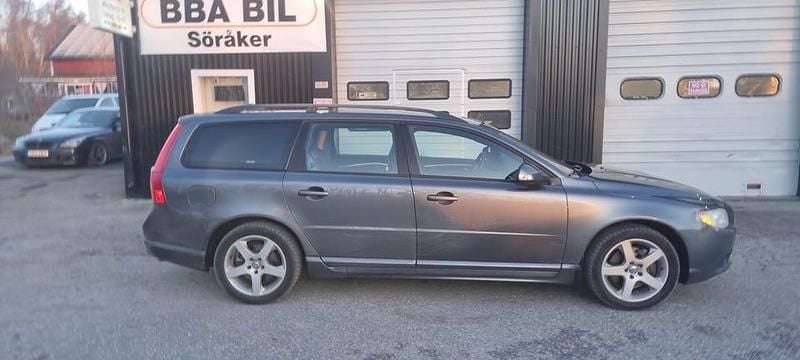 Grå Begagnad 2008 Volvo V70 Momentum Kombi | 44 900 kr (Dyr) - Bild 1/4
