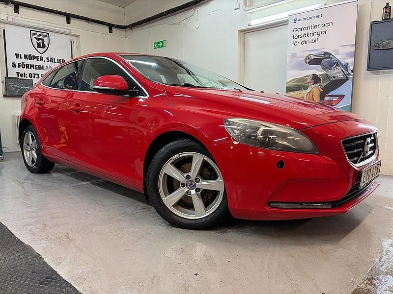 Begagnad Volvo V40 116 HK (85 kW) 2014 Röd Halvkombi