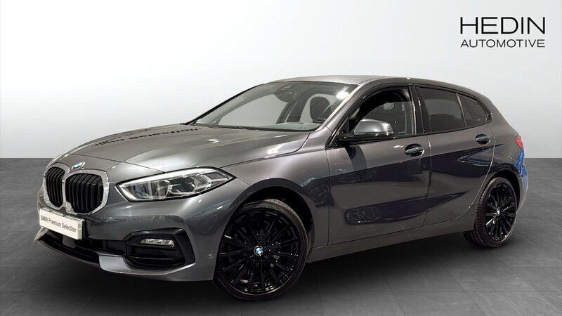 Grå (grey) Begagnad 2020 BMW 120 Sport Line Halvkombi | 258 700 kr (Superpris) - Bild 1/4