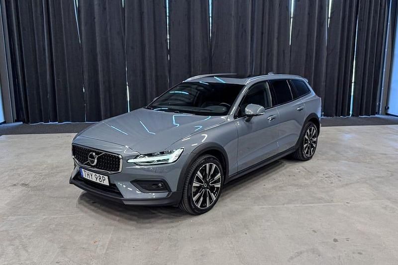 Grå Begagnad 2023 Volvo V60 CC Ultimate Kombi | 479 900 kr (Lite dyr) - Bild 1/4