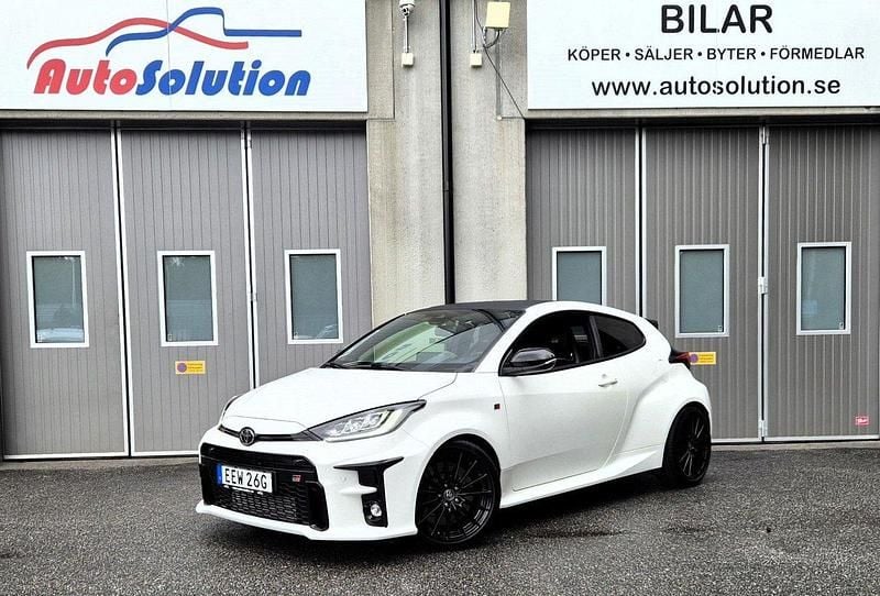Vit Begagnad 2020 Toyota Yaris Halvkombi | 369 900 kr (Marknadspris) - Bild 1/4