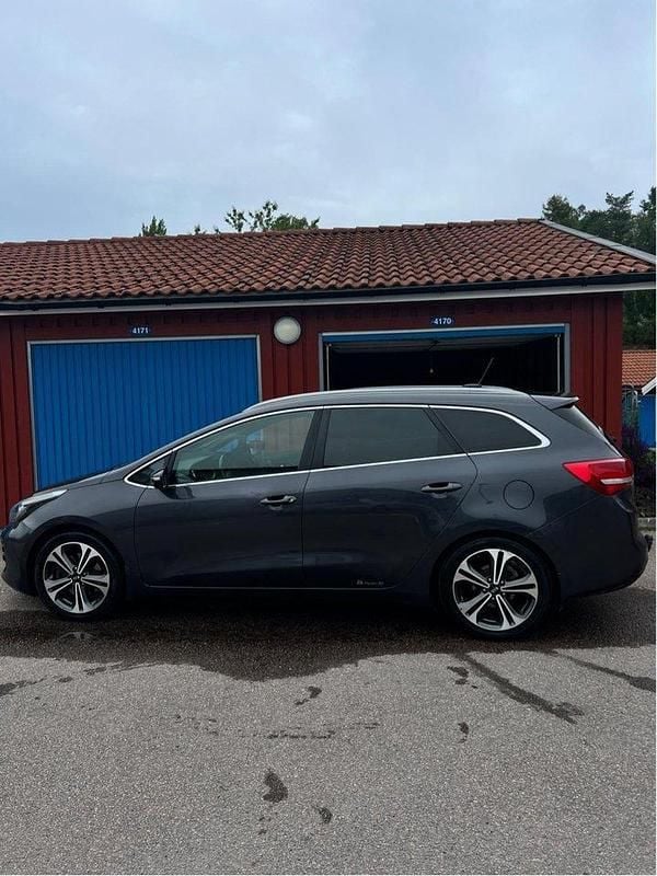 Grå Begagnad 2016 Kia Ceed Sportswagon GT-Line Kombi | 110 000 kr (Bra pris) - Bild 1/4