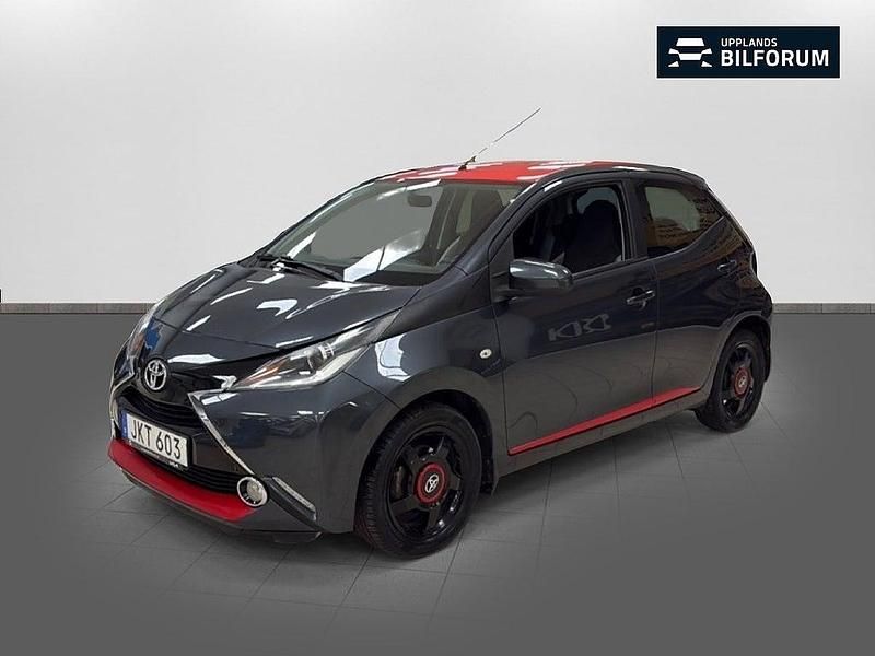 Mörkgrå Begagnad 2015 Toyota Aygo X-play Halvkombi | 95 000 kr (Marknadspris) - Bild 1/4