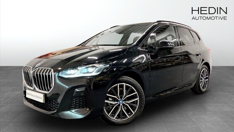 Svart (black) Begagnad 2024 BMW 225 M Sport Halvkombi | 414 700 kr (Marknadspris) - Bild 1/4