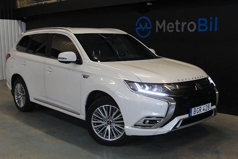 Vit Begagnad 2019 Mitsubishi Outlander P-HEV SUV | 194 900 kr (Superpris) - Bild 1/4