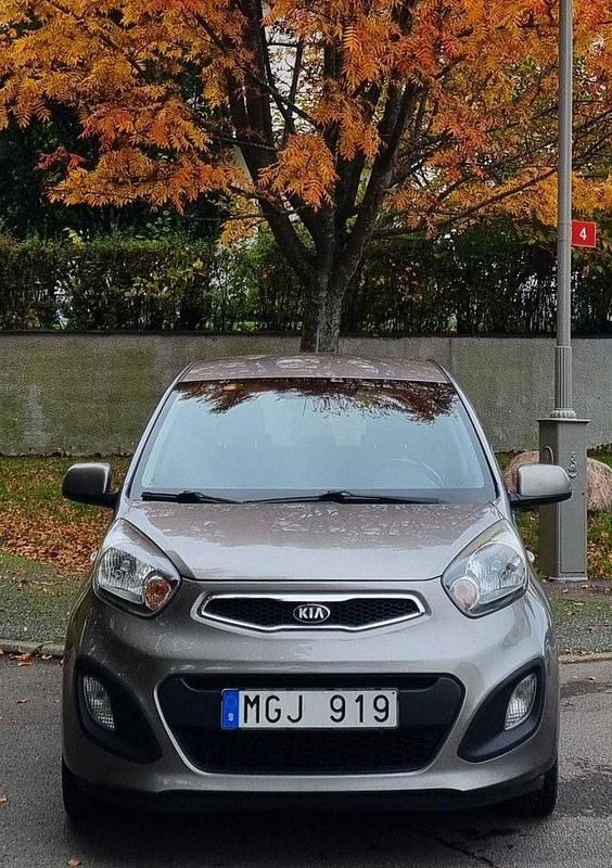 Grå Begagnad 2013 Kia Picanto Halvkombi | 39 500 kr (Marknadspris) - Bild 1/4