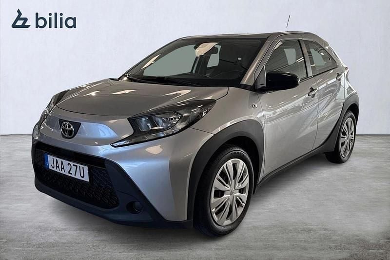 Silver Begagnad 2022 Toyota Aygo Play Halvkombi | 169 900 kr (Marknadspris) - Bild 1/3