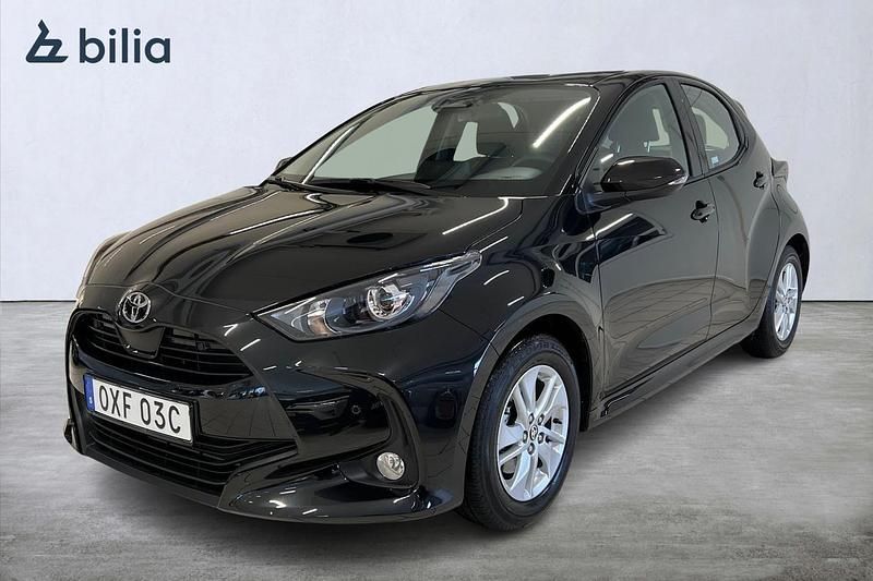 Svart Begagnad 2025 Toyota Yaris Hybrid | 259 900 kr (Superpris) - Bild 1/4