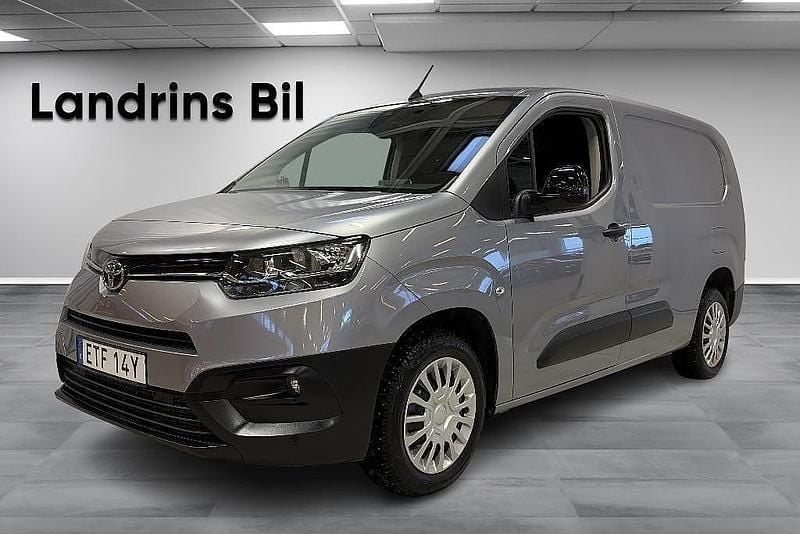 Grå metallic Begagnad 2023 Toyota Proace City City Minibuss | 229 300 kr (Marknadspris) - Bild 1/4