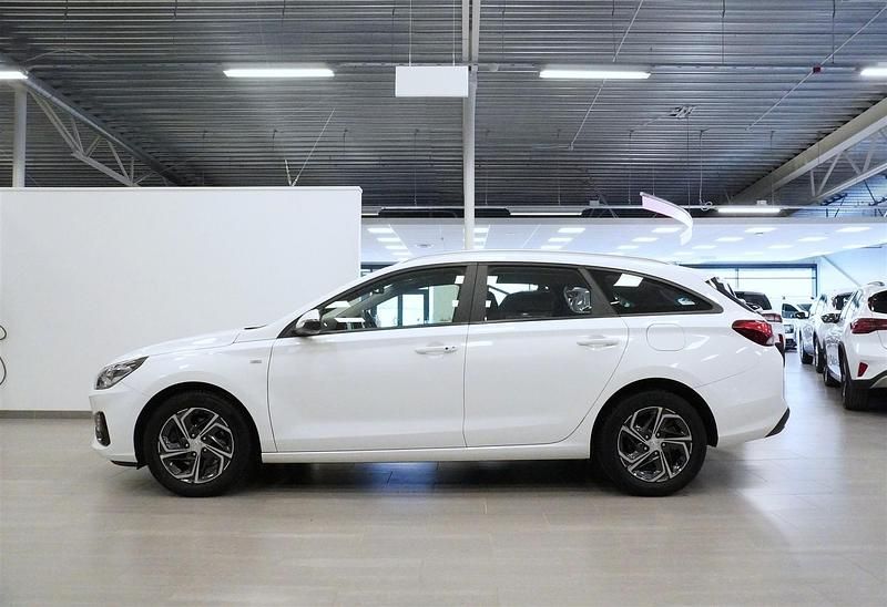 Begagnad Hyundai i30 Essential 120 HK (88 kW) 2023 Vit Kombi