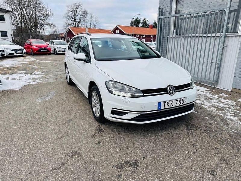 Vit Begagnad 2018 VW Golf VII Kombi | 129 900 kr (Marknadspris) - Bild 1/4
