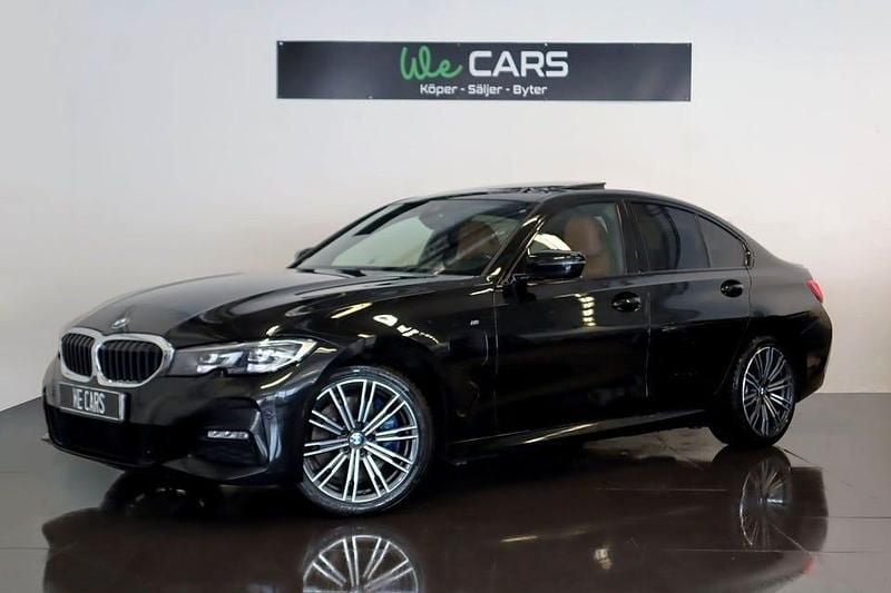 Svart Begagnad 2020 BMW 330e M Sport Sedan | 369 900 kr - Bild 1/4