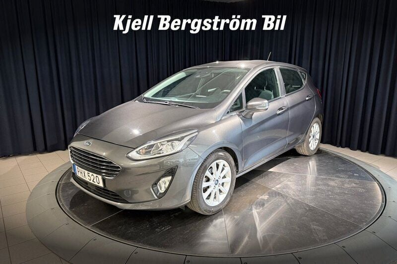Grå Begagnad 2018 Ford Fiesta Titanium Halvkombi | 139 000 kr (Marknadspris) - Bild 1/4
