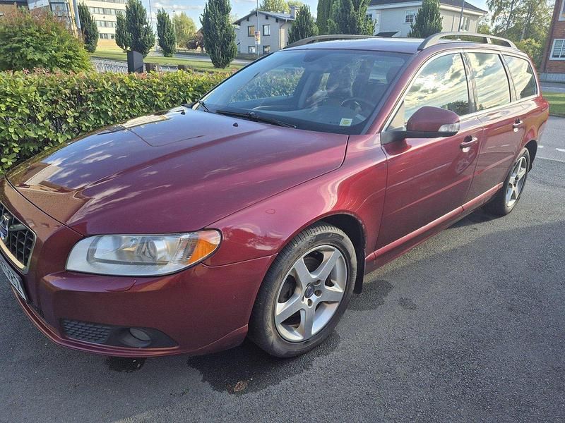 Röd Begagnad 2010 Volvo V70 Kombi | 52 000 kr (Bra pris) - Bild 1/3