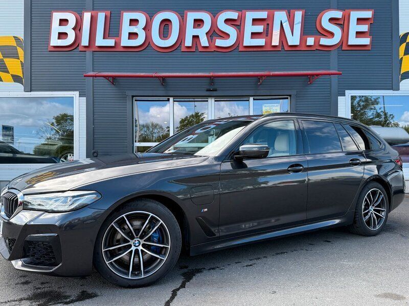 Grå Begagnad 2020 BMW 530e M Sport Kombi | 429 000 kr (Dyr) - Bild 1/4