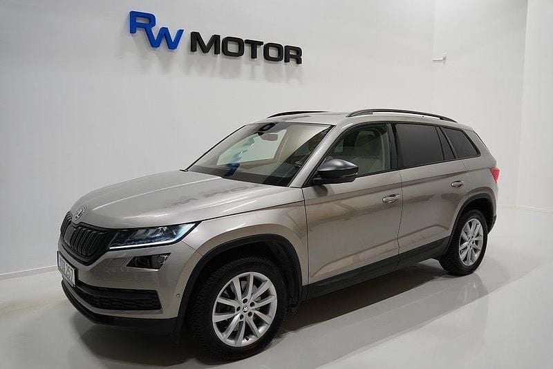 Ljusbrun (brun) Begagnad 2017 Skoda Kodiaq SUV | 309 900 kr (Marknadspris) - Bild 1/4