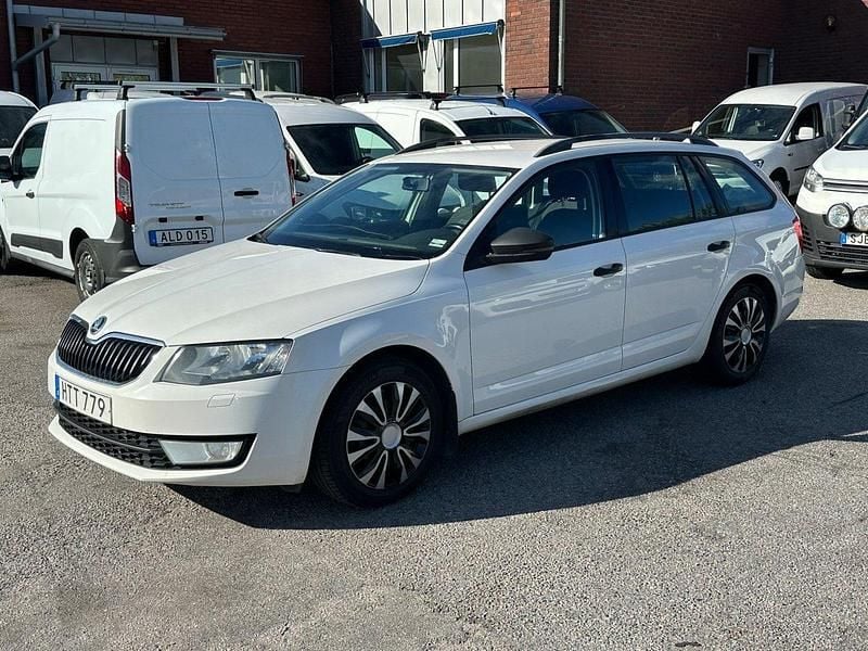 Vit Begagnad 2015 Skoda Octavia Kombi | 79 000 kr (Marknadspris) - Bild 1/4