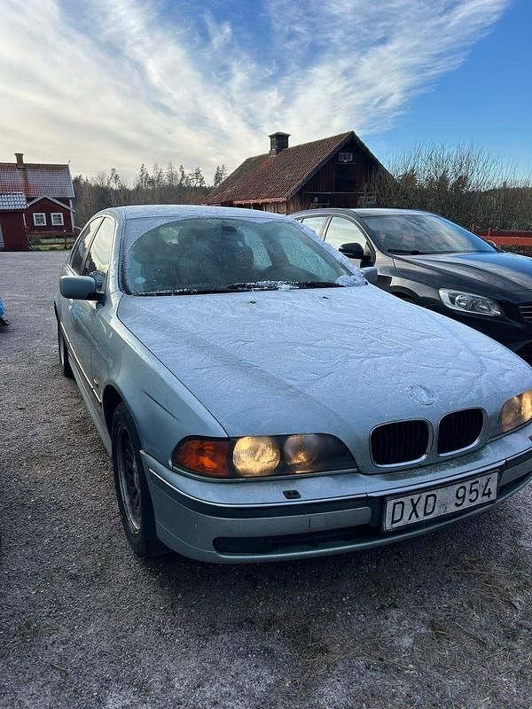 Begagnad 1997 BMW 520 Sedan | 25 000 kr - Bild 1/4