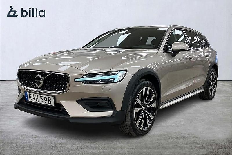 Begagnad Volvo V60 CC Core 197 HK (144 kW) 2023 Ljusgrå Kombi
