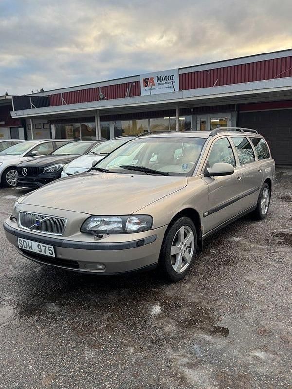 Brun Begagnad 2001 Volvo V70 Kombi | 29 900 kr (Marknadspris) - Bild 1/4