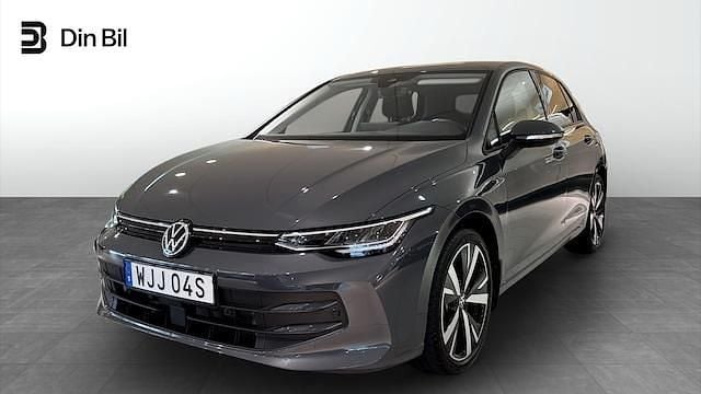 Mörkgrå (dolphin grey metallic) Begagnad 2024 VW Golf VIII Edition Kombi | 304 900 kr (Marknadspris) - Bild 1/4