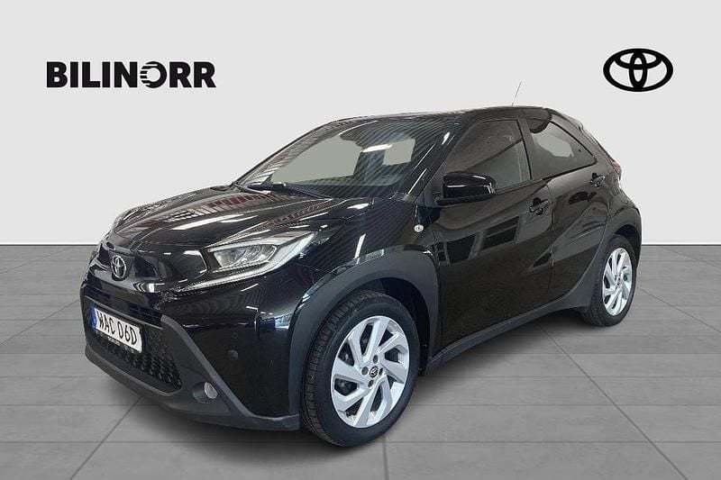 Svart Begagnad 2022 Toyota Aygo Comfort Halvkombi | 174 900 kr (Marknadspris) - Bild 1/4