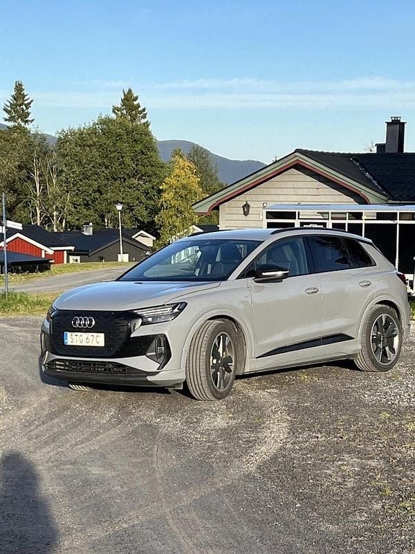 Grå Begagnad 2022 Audi Q4 e-tron Comfort SUV | 420 000 kr (Marknadspris) - Bild 1/4