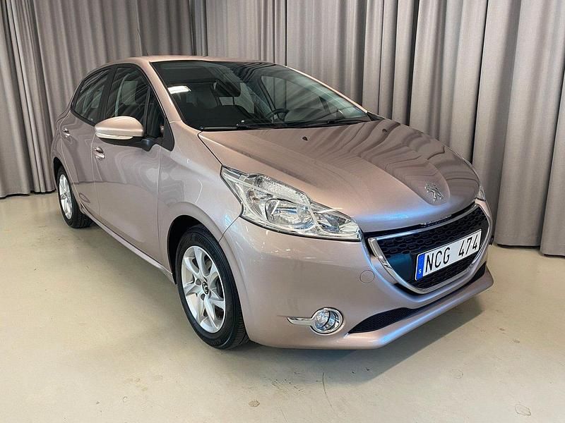 Ljusgrå Begagnad 2012 Peugeot 208 Active Halvkombi | 64 900 kr (Marknadspris) - Bild 1/3