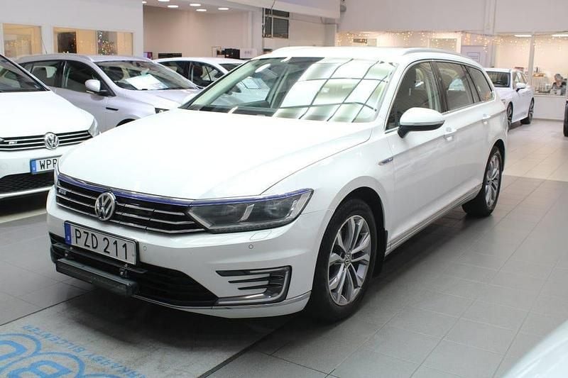 Vit Begagnad 2018 VW Passat GTE Kombi | 169 900 kr (Bra pris) - Bild 1/4
