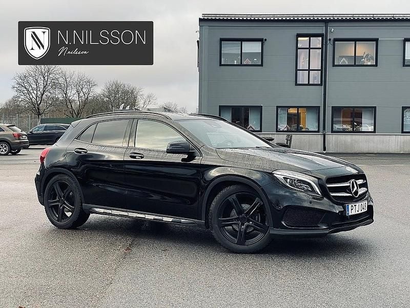 Svart Begagnad 2016 Mercedes GLA200 AMG SUV | 239 000 kr (Marknadspris) - Bild 1/4