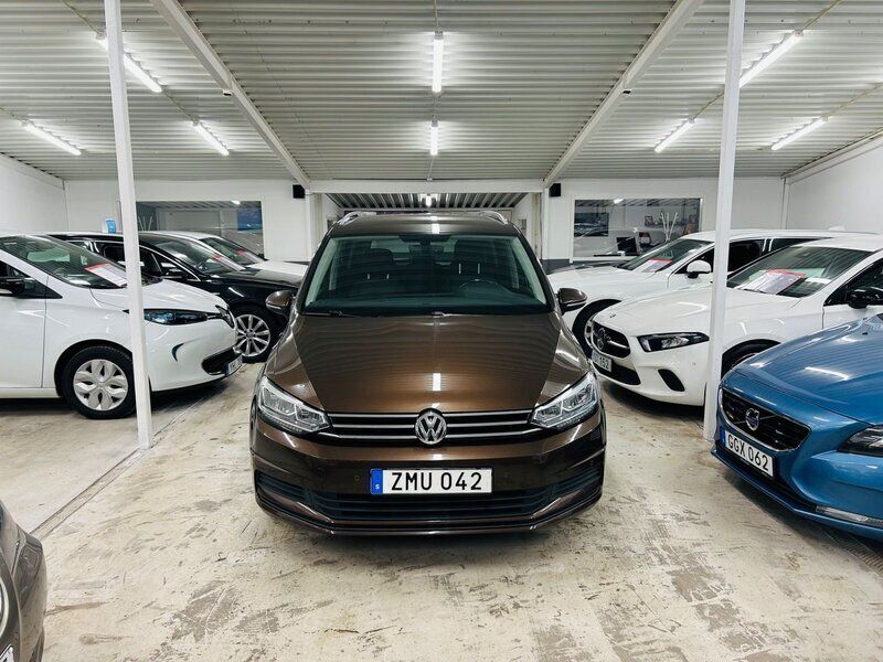 Mörkbrun (brun) Begagnad 2015 VW Touran Minibuss | 149 900 kr (Marknadspris) - Bild 1/4