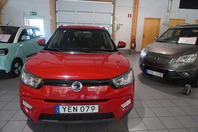Röd Begagnad 2016 Ssangyong Tivoli Halvkombi | 89 000 kr - Bild 1/4
