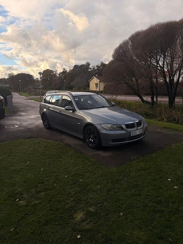 Glacier blue Begagnad 2006 BMW 325 Kombi | 34 999 kr (Marknadspris) - Bild 1/4