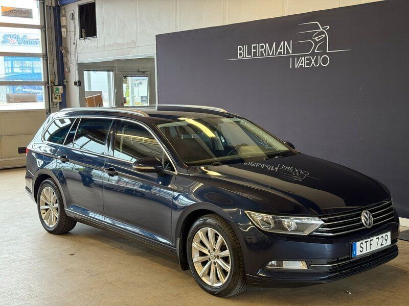 Mörkblå Begagnad 2015 VW Passat Kombi | 99 900 kr (Marknadspris) - Bild 1/4