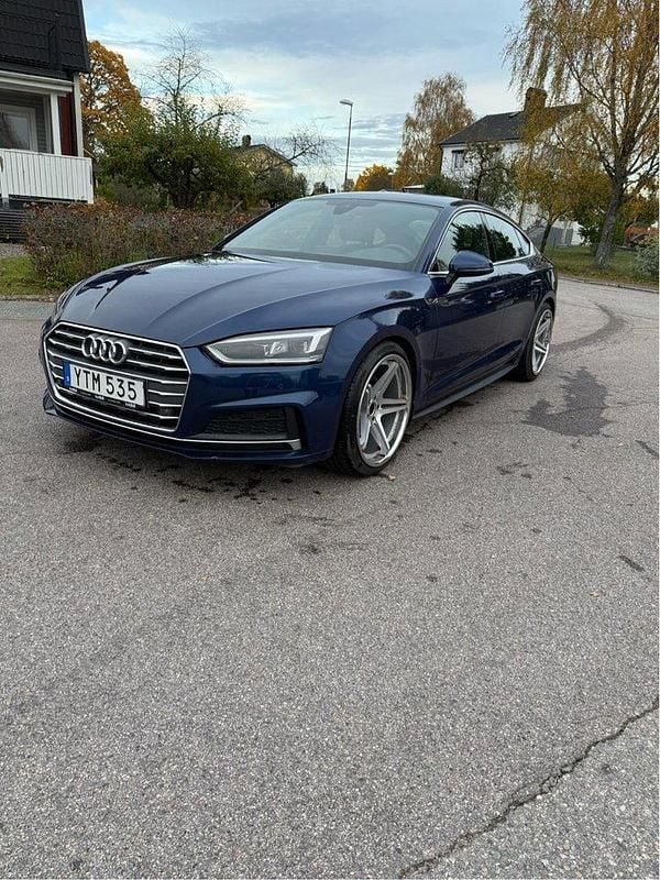 Blå Begagnad 2018 Audi A5 Sportback S-Line Halvkombi | 205 000 kr (Bra pris) - Bild 1/4