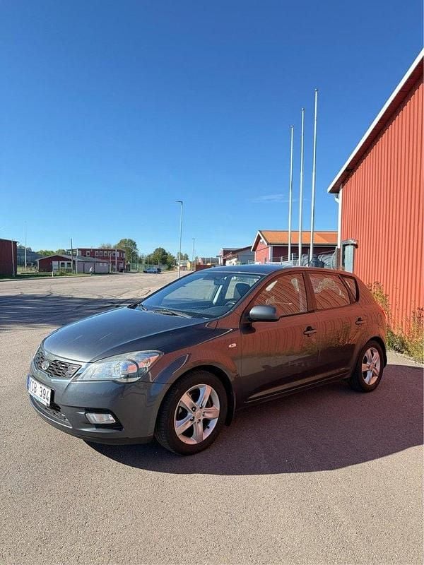 Grå Begagnad 2010 Kia Ceed Halvkombi | 41 000 kr (Bra pris) - Bild 1/4
