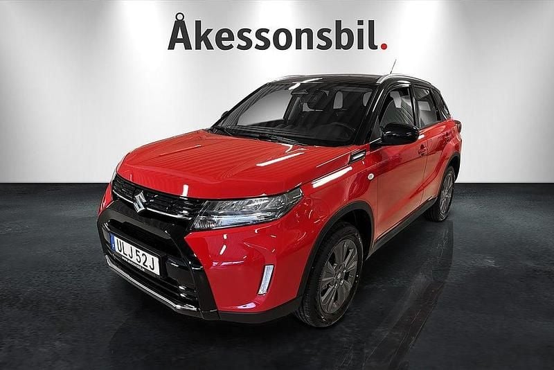 Bright red 5 (tvåtonslack) Ny 2025 Suzuki Vitara SUV | 347 800 kr (Marknadspris) - Bild 1/4