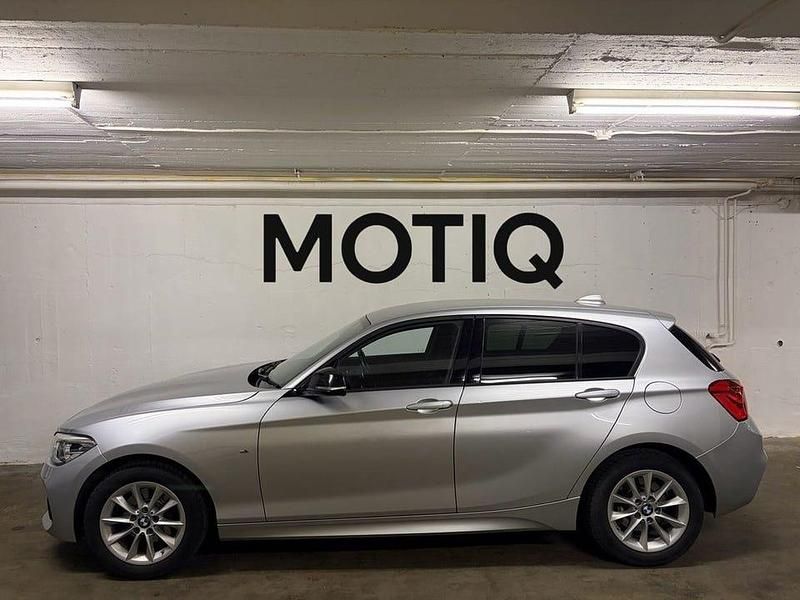 Silver Begagnad 2016 BMW 120 M Sport Halvkombi | 169 900 kr (Marknadspris) - Bild 1/4