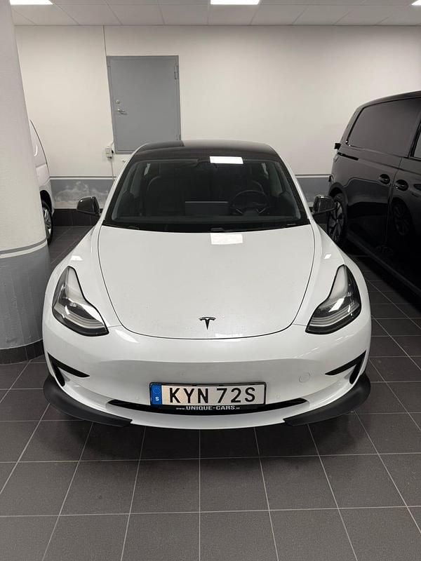 Begagnad 2020 Tesla Model 3 Standard Range Plus Sedan | 239 000 kr (Marknadspris) - Bild 1/4
