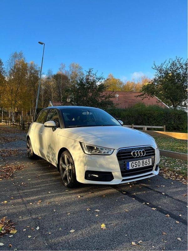 Vit Begagnad 2016 Audi A1 Sportback Sport Halvkombi | 109 000 kr (Marknadspris) - Bild 1/4